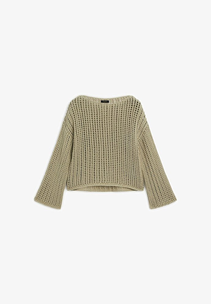 Volný pulover s rozšířenými rukávy můžete kombinovat s dalšími topy, nosit přes šaty nebo na "holé" tělo k šortkám či mini. (Mango, 899 Kč)