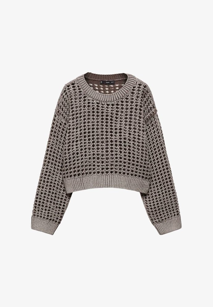 Krátký svetřík s většími otvory vybízí k stylovému vrstvení. (Mango, 899 Kč)