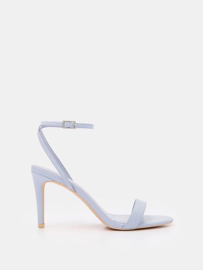 Nezapomeňte na pastely ani v podání trendy obuvi. (Mohito 749 Kč)