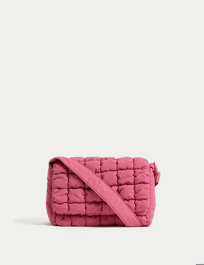 Minikabelka s pravidelným prošívánim, Marks&Spencer, 799 Kč.