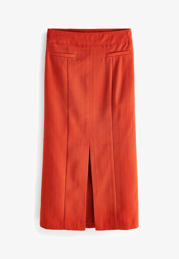 Délka pod kolena, výrazná barva a nepostradatelný rozparrek Jarní pouzdrová sukně, která jen tak nezapadne. (Next, 1 280 Kč)