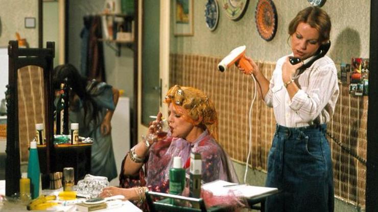 Komedie V podstatě jsme normální je volným pokračováním snímku Pátek není svátek.