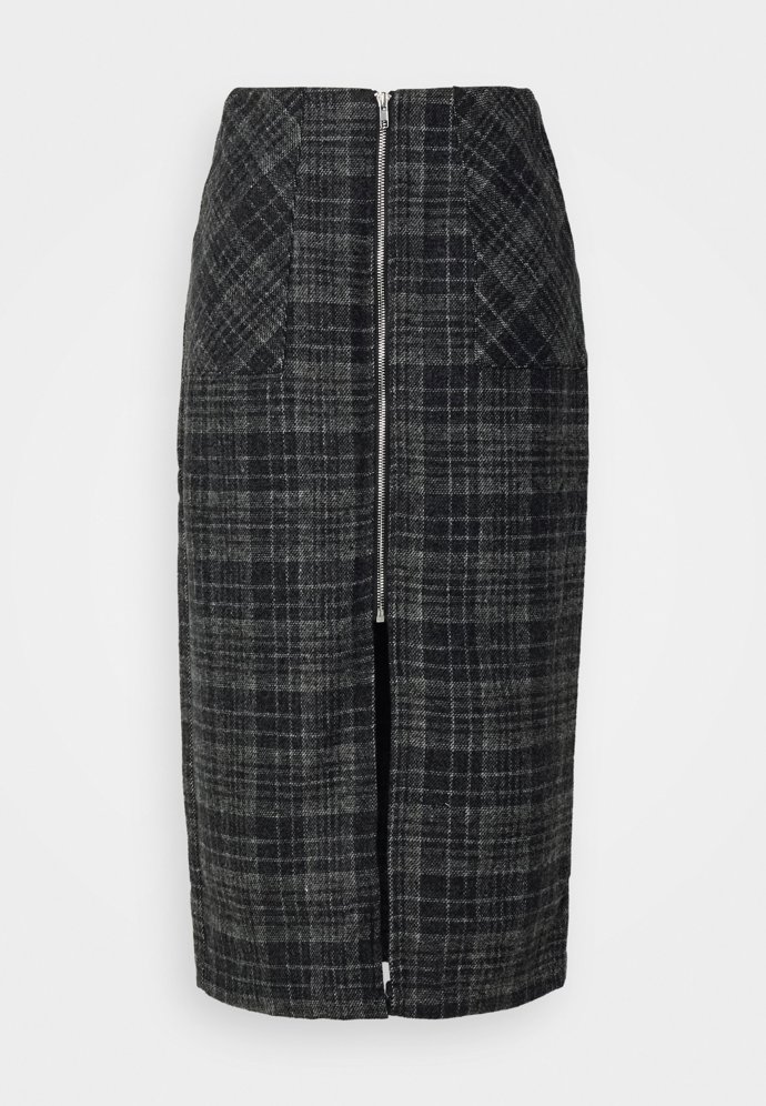 Zip sluší i modelům z těžších a nepoddajných materiálů se vzory, které opticky odlehčí. (Object, 1 190 Kč)