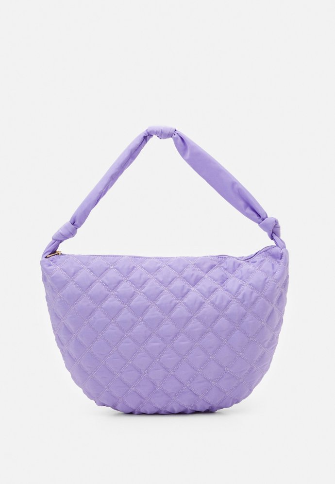 Jedním z trendy odstínů současnosti je levandulový tón. (Only, 480 Kč)