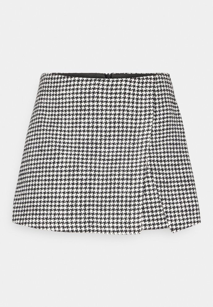 Tvídová varianta sukně s šortkami je vhodná i v chladnějších obdobích. (Only, 699 Kč)