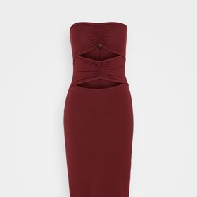 Přiléhavé šaty s průstřihy mají korzetový střih a velmi sexy siluetu. (Only, 799 Kč)