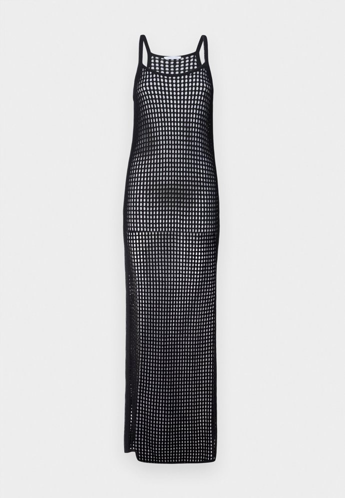 Šaty prádlového typu s ažurovými prvky budou brzy velký hit. (Patrizia pepe, 6 190 Kč)