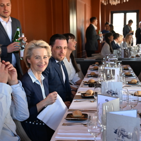 Všichni posléze společně poobědvali.