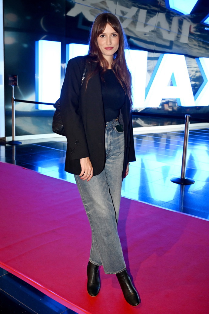Zpěvačka Elizabeth Kopecká v baggy jeans a černém kabátku. 