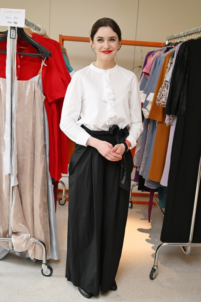 Sarah Haváčová hraje Lindu Gruberovou ve Zlaté labuti. 