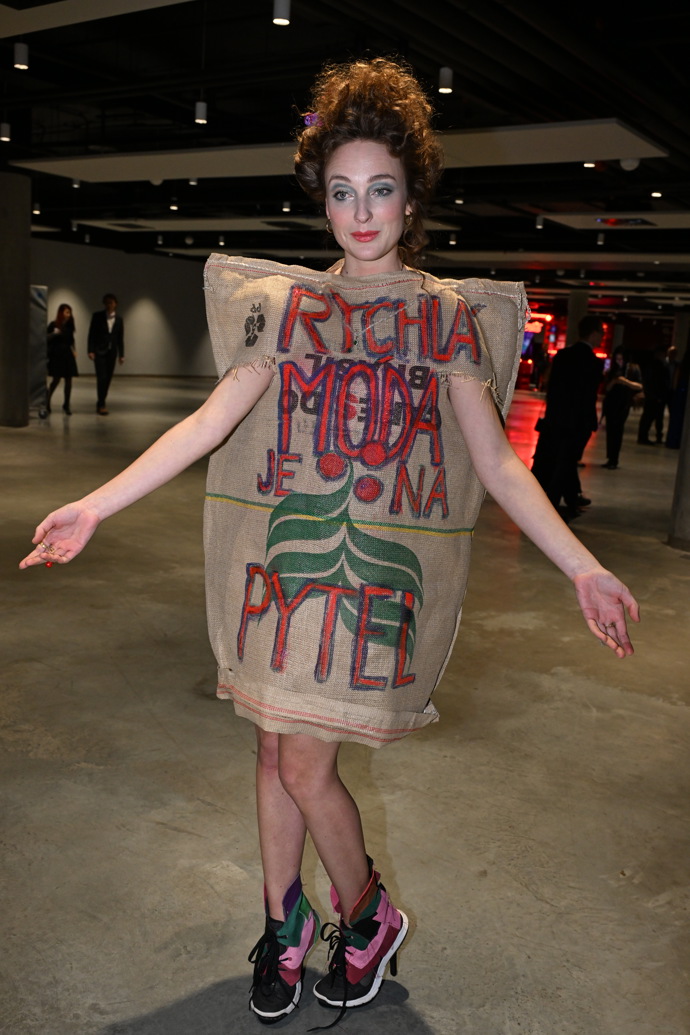 Zpěvačka jutový pytel pojatý za šaty opatřila heslem bojujícím proti tzv. "rychlé módě."