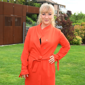 Sandra Pogodová zvolila oranžový outfit.