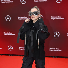 Sharlota na červeném koberci opět zaujala. 