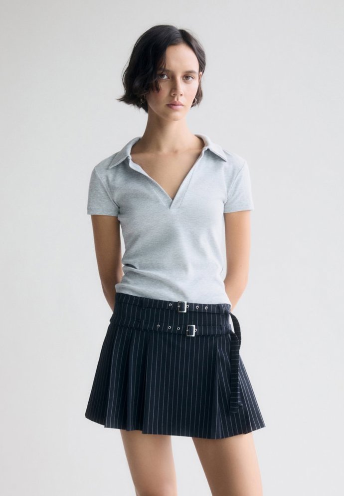 Elegantní varianta z materiálu s jemným proužkem umí vyhlížet velmi sofistikovaně. (Pull&Bear, 599 Kč)