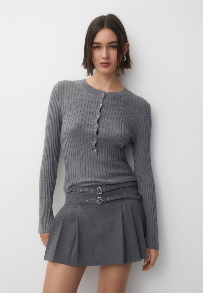 Stejný model v šedivém provedení vynikne i v monochromatickém stylu. (Pull&Bear, 599 Kč)