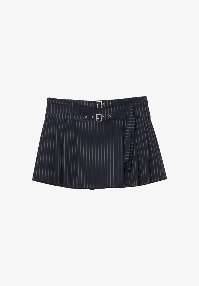 Minisukně se sklady a pásky, Pull&Bear, 699 Kč.