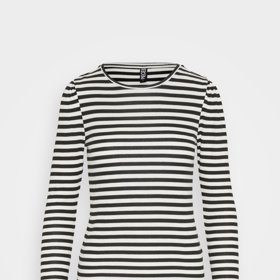 Klasické proužkované tričko ale určitě nezatracujte. (Pieces, 599 Kč)