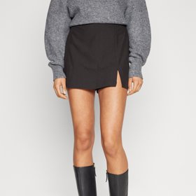 Elegantní varianta sukně s šortkami v jednom je velmi líbivá. (Pieces, 890 Kč)