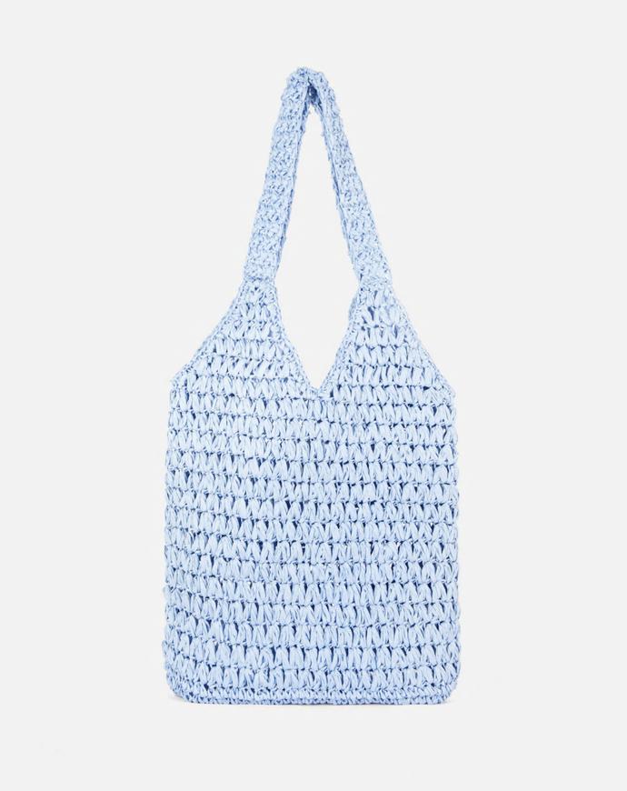 Háčkovaná kabelka v něžné bledě modré. (Primark, 310 Kč)