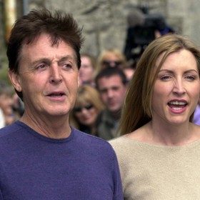Heather Mills a Paul McCartney spolu začali chodit v létě roku 1999, rok po smrti Paulovy první ženy Lindy, která podlehla rakovině prsu.