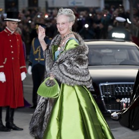 Sedmdesáté narozeniny v roce 2010 oslavila královna Markéta II. v nepřehlédnutelných zelených šatech zahalená kožešinou.