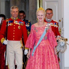 Královna Markéta II. se ve svých módních kreacích rozhodně neztratí. Zatímco sestřenice Alžběta zářila pouze díky barvám, Markéta má slabost i pro originální střihy, materiály, vzory a kombinace.