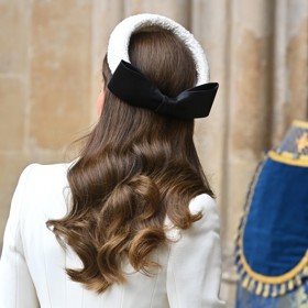 Stejně, jako je kladen důraz na promyšlený, ale nenápadný make-up, je po princezně požadována také dokonalá kondice jejích vlasů. A ty jsou skutečně její výraznou ozdobou.