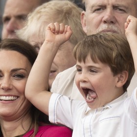 A dnes již legendární vystoupení prince Louise u příležitosti Diamantového jubilea královny Alžběty II. Vojenská přehlídka ho brzy začala nudit, a tak se rozúřadoval. Zpočátku se Kate ještě smála...
