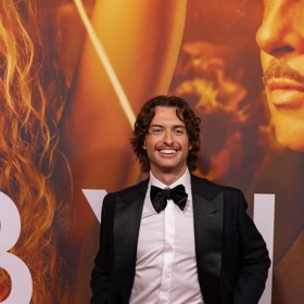 Koho vám jen tento fešák připomíná? Ano, správně, herečku Margot Robbie! Jde o jejího mladšího bratra Camerona. Ten se v domovské Austrálii prosadil jako herec a model, který předvádí oblečení pro australského návrháře Davida Jonese.