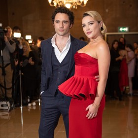 Sexy brácha hvězdy Oppenheimera Florence Pugh Toby Sebastian je také herec. Předvedl se například ve Hře o trůny. Ač ho sestra kariérně válcuje, Toby na ni nežárlí. Naopak jí vyjadřuje obdiv.