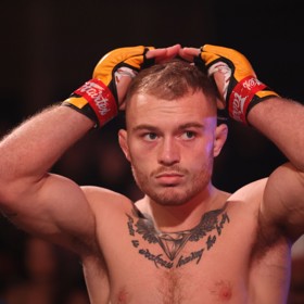 Britský zápasník James Hendin představuje pro Dohnala nelehkou výzvu. 