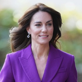 Ani méně formální příležitosti princeznu z Walesu nenutí porušovat poměrně přísný královský protokol-Vystačí si s lehkým make-upem a vždy vypadá dokonale.