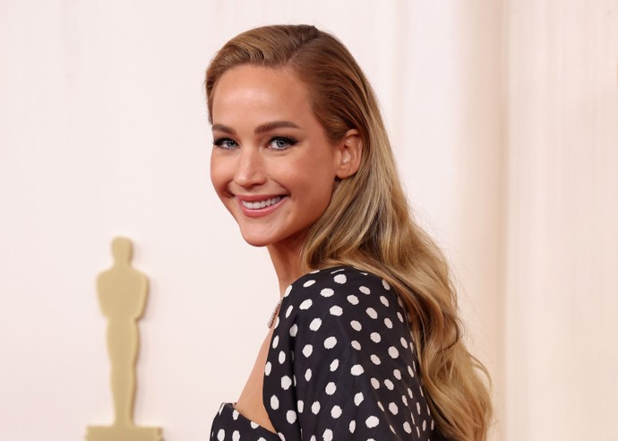Luxusní blond, kterou si zamilovala Jennifer Lawrence, vypadá velmi přirozeně, především díky mixu různobarevných podtónů.