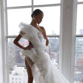 Délka, materiál i střih. To vše si bere za cíl z nevěsty pro letošek odhalit co nejvíce.