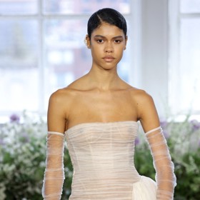 A není třeba s průsvitným materiálem příliš plýtvat. In je strohý minimalismus.