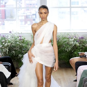 Transparentní efekt svatebních šatů letos hraje jednoznačně hlavní roli.