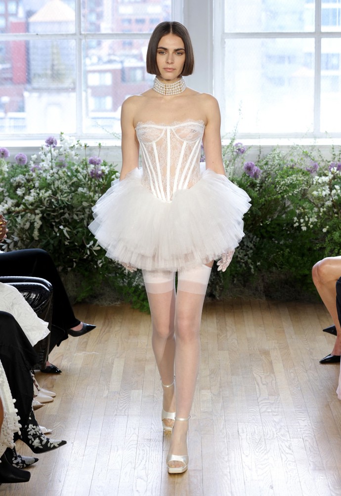 Odhalený korpus korzetu nebo krinolíny. V tomto případě nahý korzet doplnila sukýnka ve stylu baletky, která odhaluje bílé podvazky a punčochy v celé své kráse.