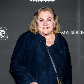 Kathleen Turner už potřebuje k chůzi hůl.
