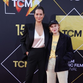 Místo nemocného Bruce Willise dorazila jeho partnerka Emma Heming Willis a jeho dcera Tallulah Willis.