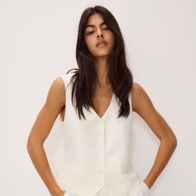 Volnější střih a kombinace s kalhotami je vhodná pro kombo i se sakem nebo v lehčím duchu jako samostatný letní outfit. (Vesta, Reserved, 899 Kč)