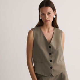 Široké kalhoty a vesta volného střihu, dokonale elegantní letní outfit . (Vesta Reserved, 899 Kč)