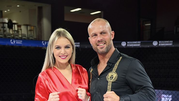 Galerie Robert Rosenberg šokoval novým účesem Nechal si nalepit vlasy