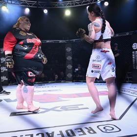 Soupeřka Regina si s ní jen hrála.