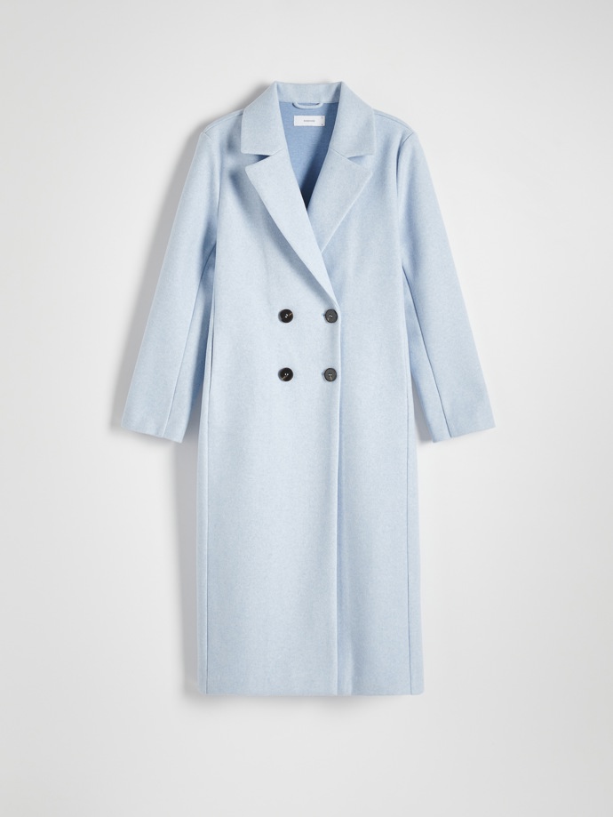 Světle modrý pastelový odstín v podání dvořadého odelhčeného pláště. (Reserved, 899 Kč)