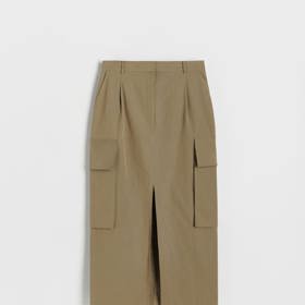 Sukně s cargo prvky může být i elegantnějšího rázu. (Reserved, 899 Kč)