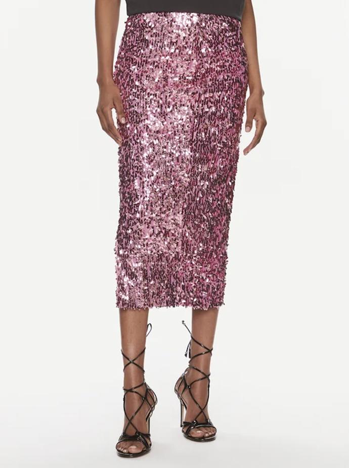 Prodloužený střih a zářivé pajetky neobvyklých tvarů, to je sukně značky Rotate za 4 900 Kč. 