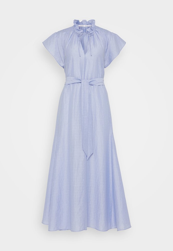Odstín oblohy neodmyslitelně patří k jarním a letním šatům. (Samsoe Samsoe, 5 590 Kč)