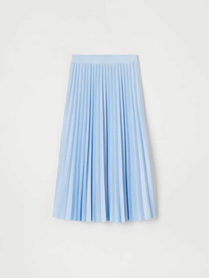 Stejně oblíbený model plisované sukně zdobí nově blankytný trendy odstín. (Sinsay, 299 Kč)