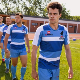 Šimon Obdržálek si v seriálu Smysl pro tumor zahrál jednoho z ragbistů.