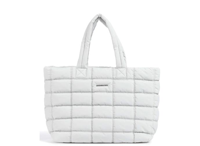 Prošívaní velká kabelka typu  tote bag patří k nejoblíbenějším modelům současnoti. (Mandarina Duck, 2 190 Kč)